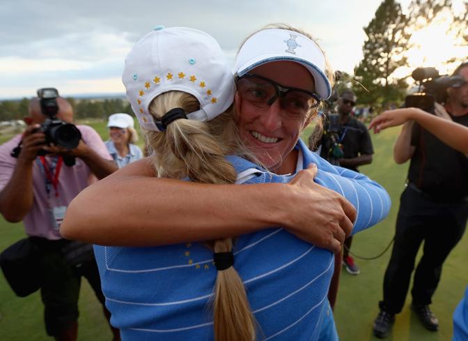 La golfista azzurra Giulia Sergas abbraccia la compagna di squadra Caroline Hedwall dopo la storica vittoria dell'Europa nella Solheim Cup contro gli Stati Uniti. Afp
